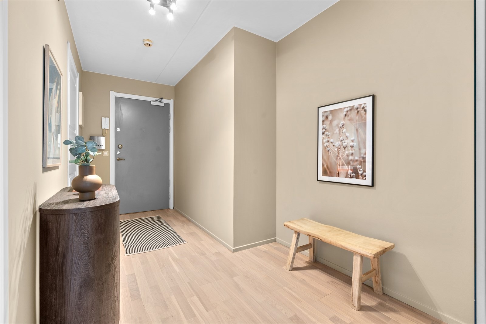 Velkommen inn! Entréen ønsker deg velkommen med en brann- og lydklassifisert ytterdør. Galleribilde