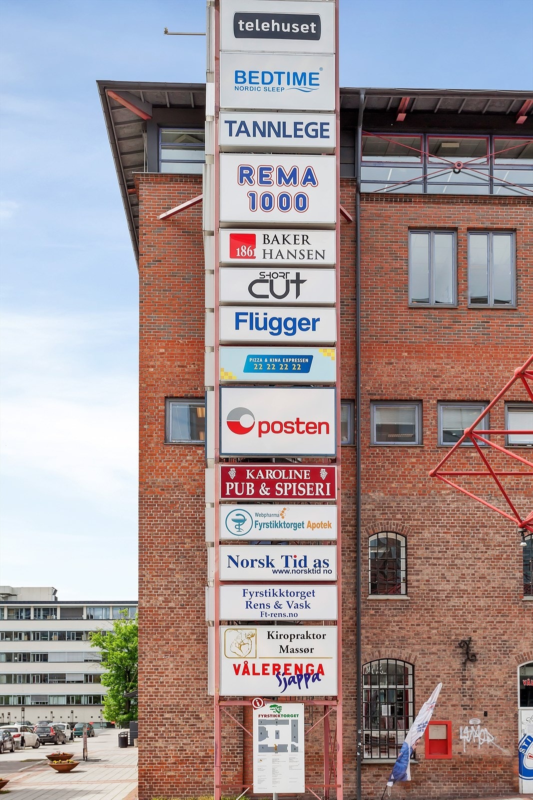 Dagligvarehandelen gjøres enkelt med Coop Prix, Rema 1000 og Kiwi kun få minutters gange unna. Galleribilde