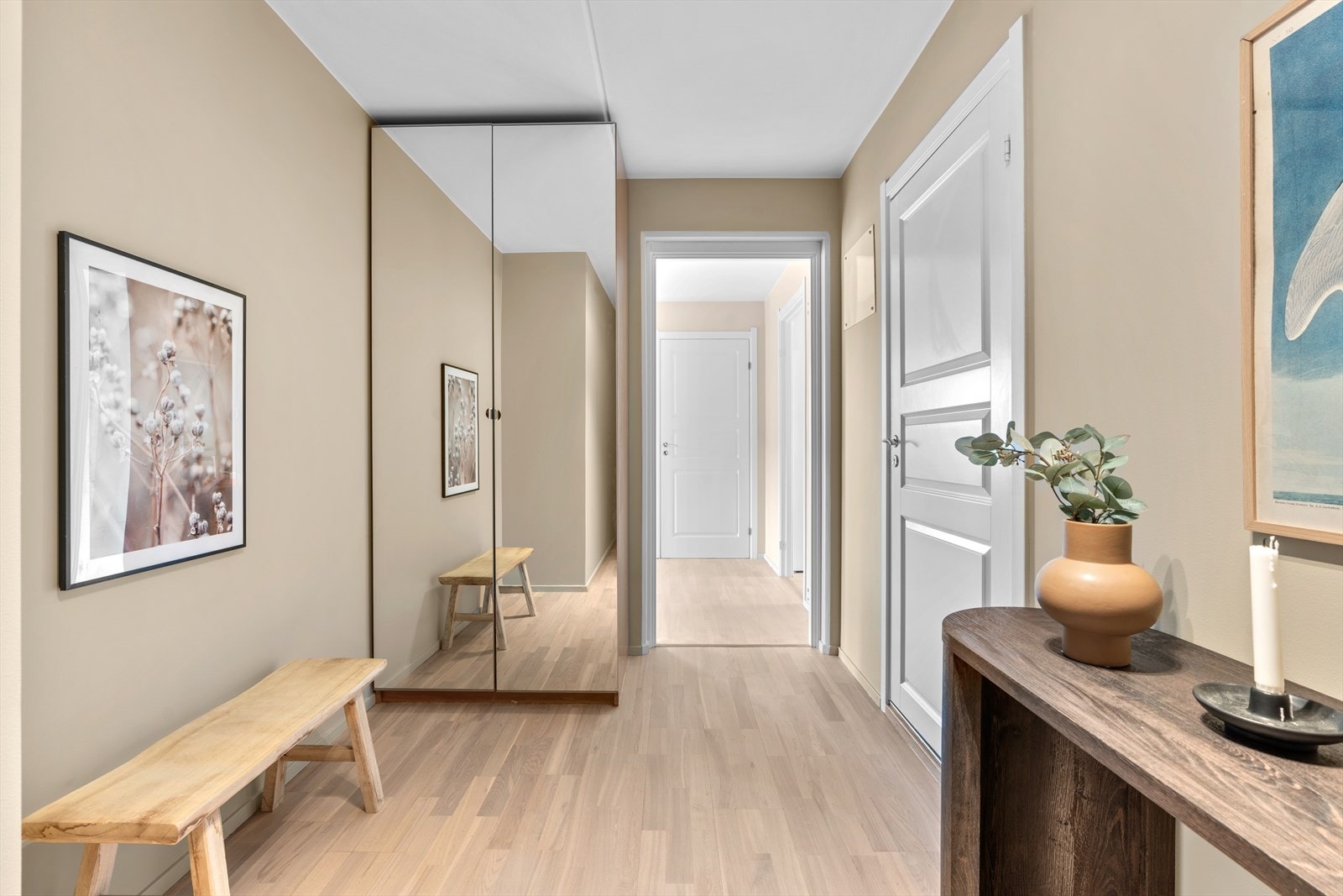 Gangen er romslig og gir god plass til oppheng av yttertøy, samtidig som det er gode muligheter for å etablere praktiske garderobeløsning. Galleribilde