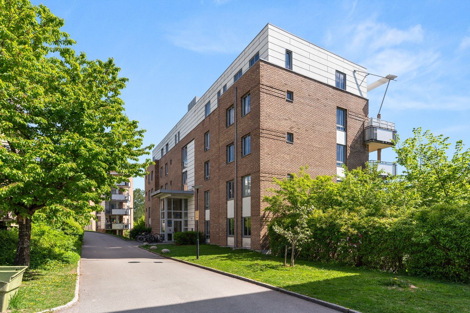 Bygget fra 2001 har heis og felles garasjeanlegg. Leiligheten disponerer en fast garasjeplass. Mulighet for å etablere elbil-lader. Galleribilde