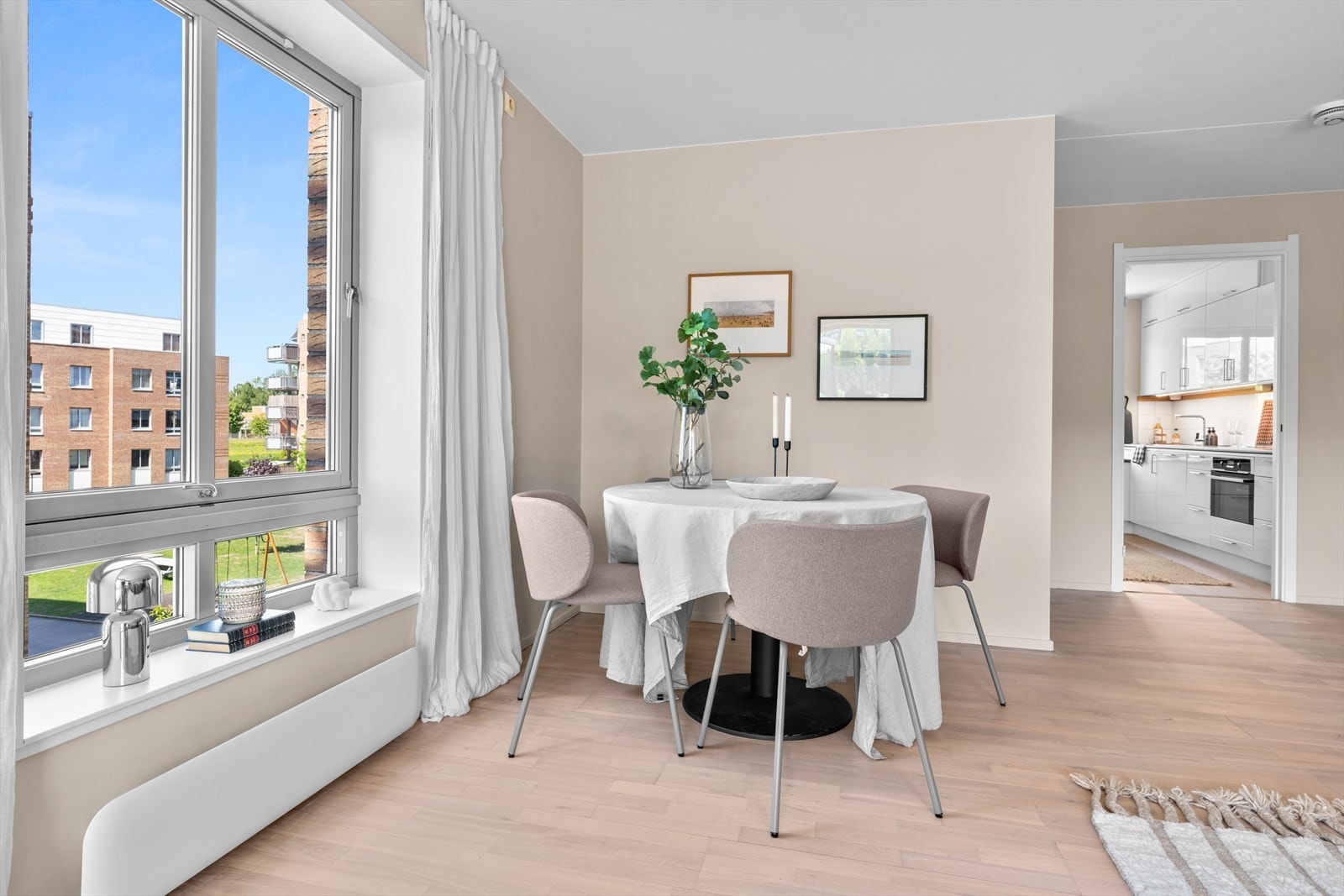 Spiseplassen er praktisk plassert ved vinduet og med kort vei til kjøkkenet. Galleribilde