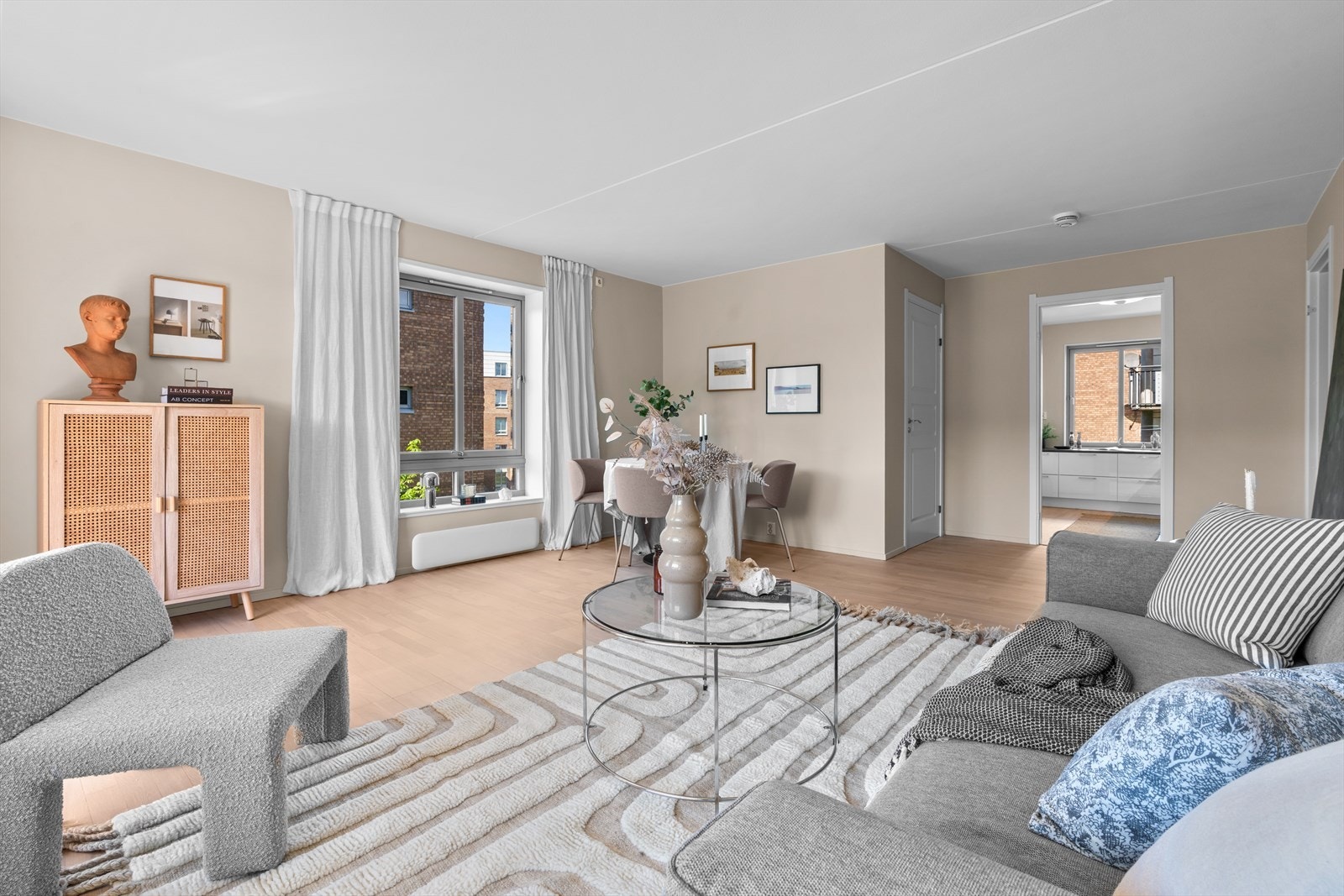 Stuen har en åpen og sosial sone med plass til spiseplass for å samle familie og venner til hyggelige måltider. Galleribilde