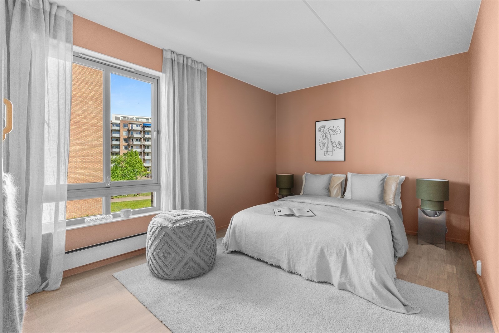 Leiligheten har to soverom. Dette er hovedsoverommet, med god plass til dobbeltseng. Galleribilde