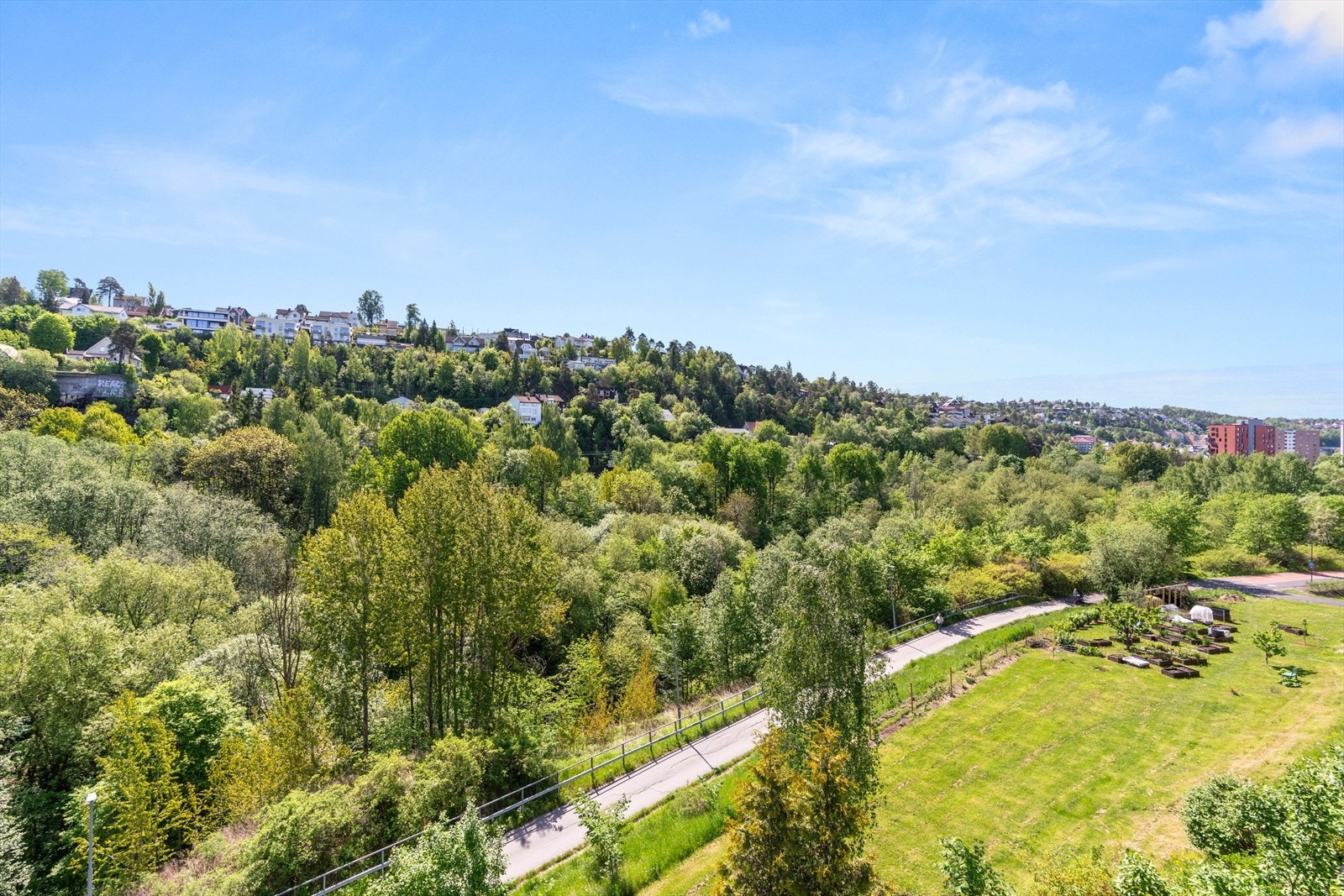 Utsyn mot grønne og parklignende fellesområder gir en fredelig atmosfære. Galleribilde