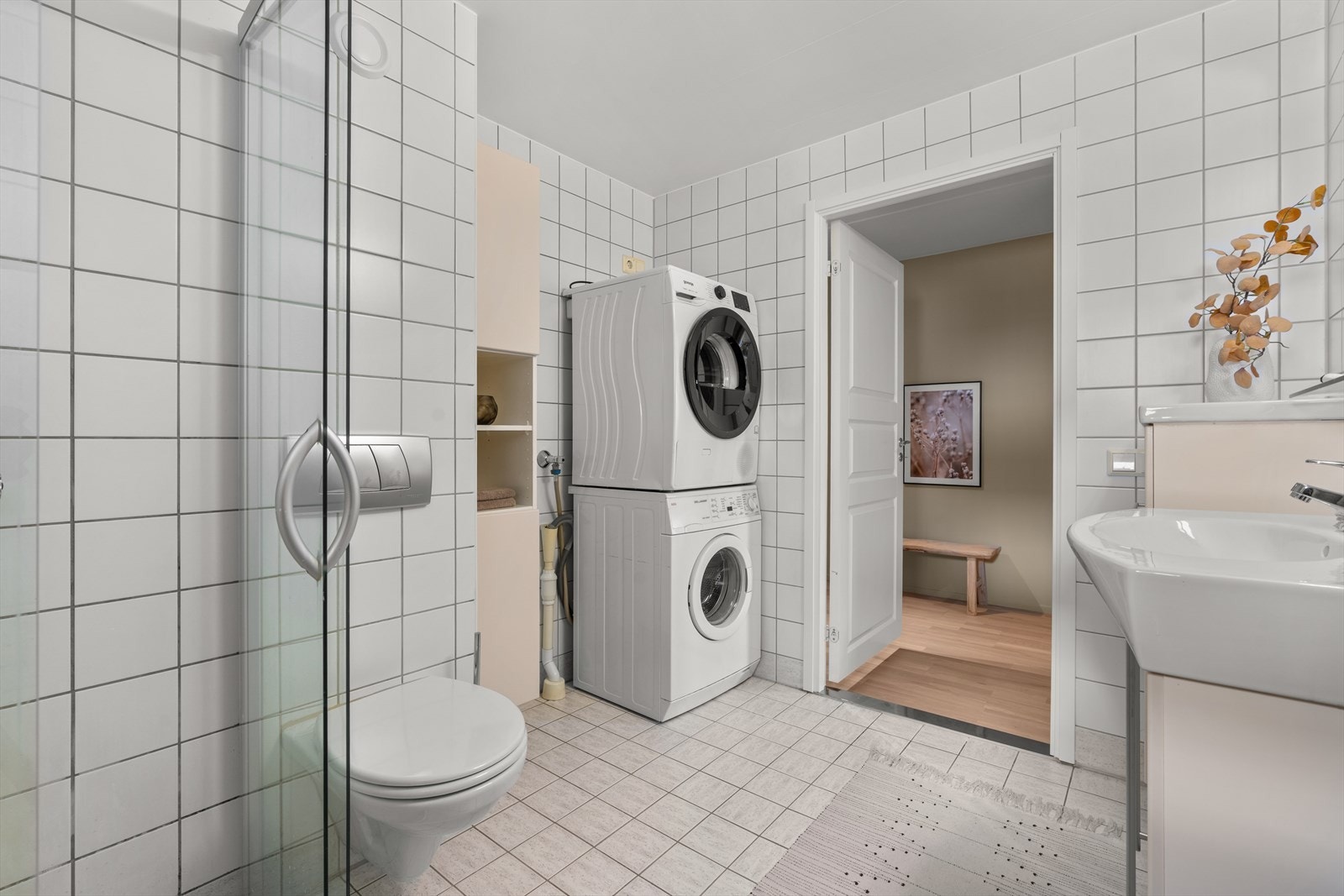 Badet er praktisk utstyrt med opplegg for vaskemaskin og har mekanisk avtrekk. Galleribilde