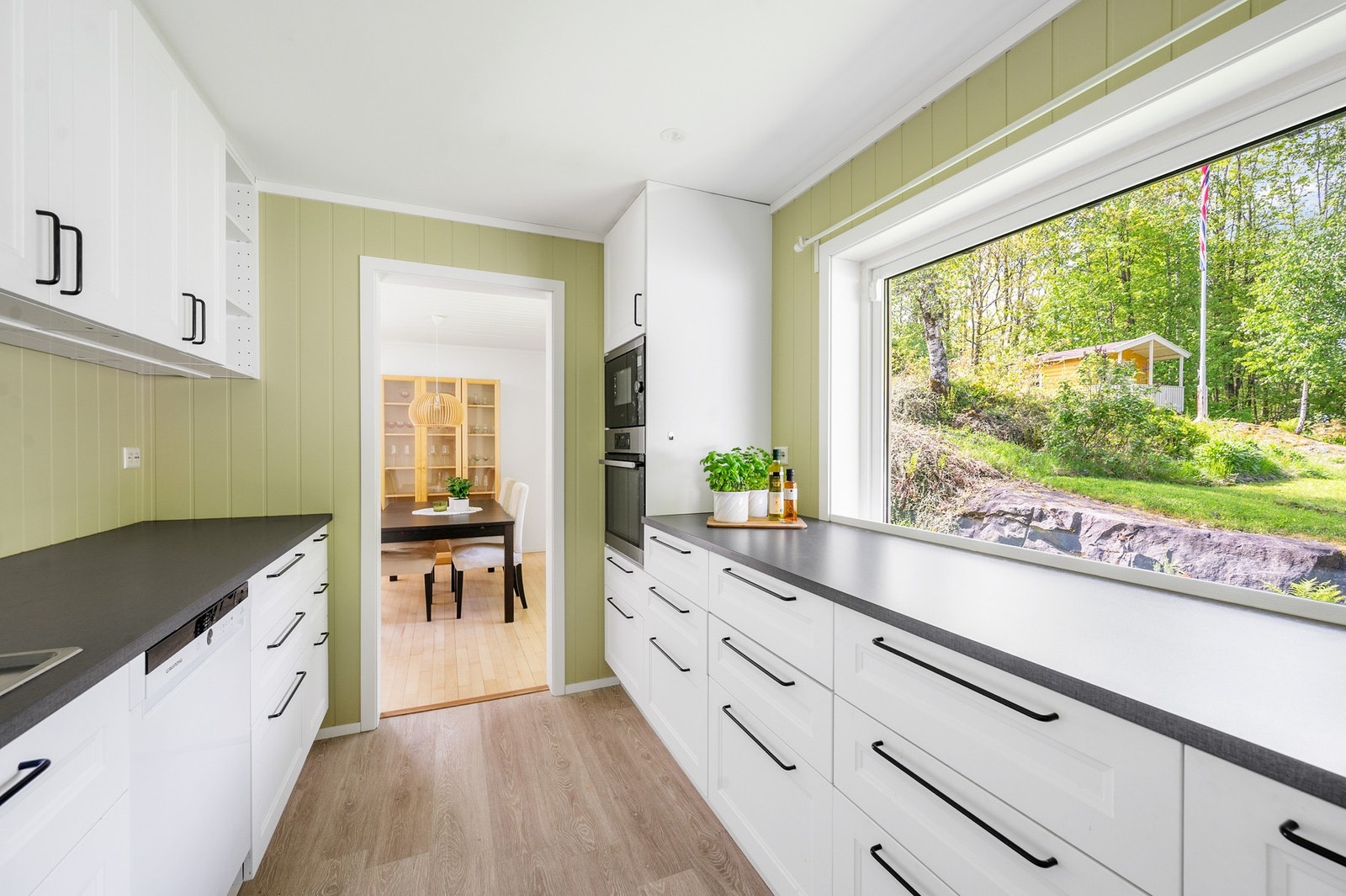 Moderne kjøkken med integrerte hvitevarer og god benkeplass. Galleribilde