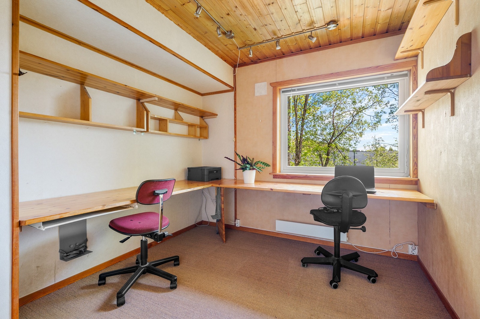 Ekstra rom i 1. etasje som egner seg godt som kontor eller soverom. Galleribilde