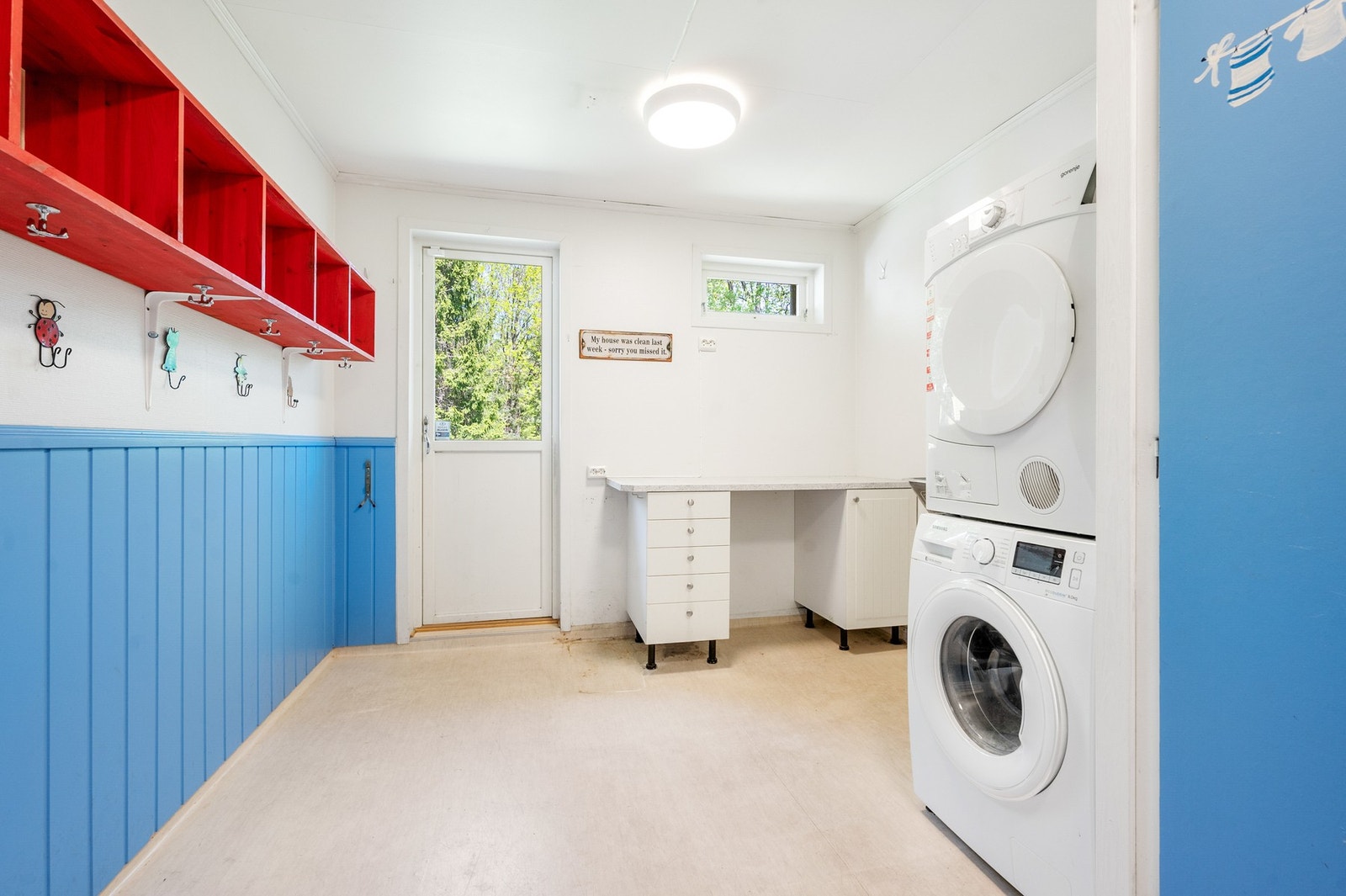 Praktisk vaskerom med god arbeidsplass og utgang til hagen. Galleribilde