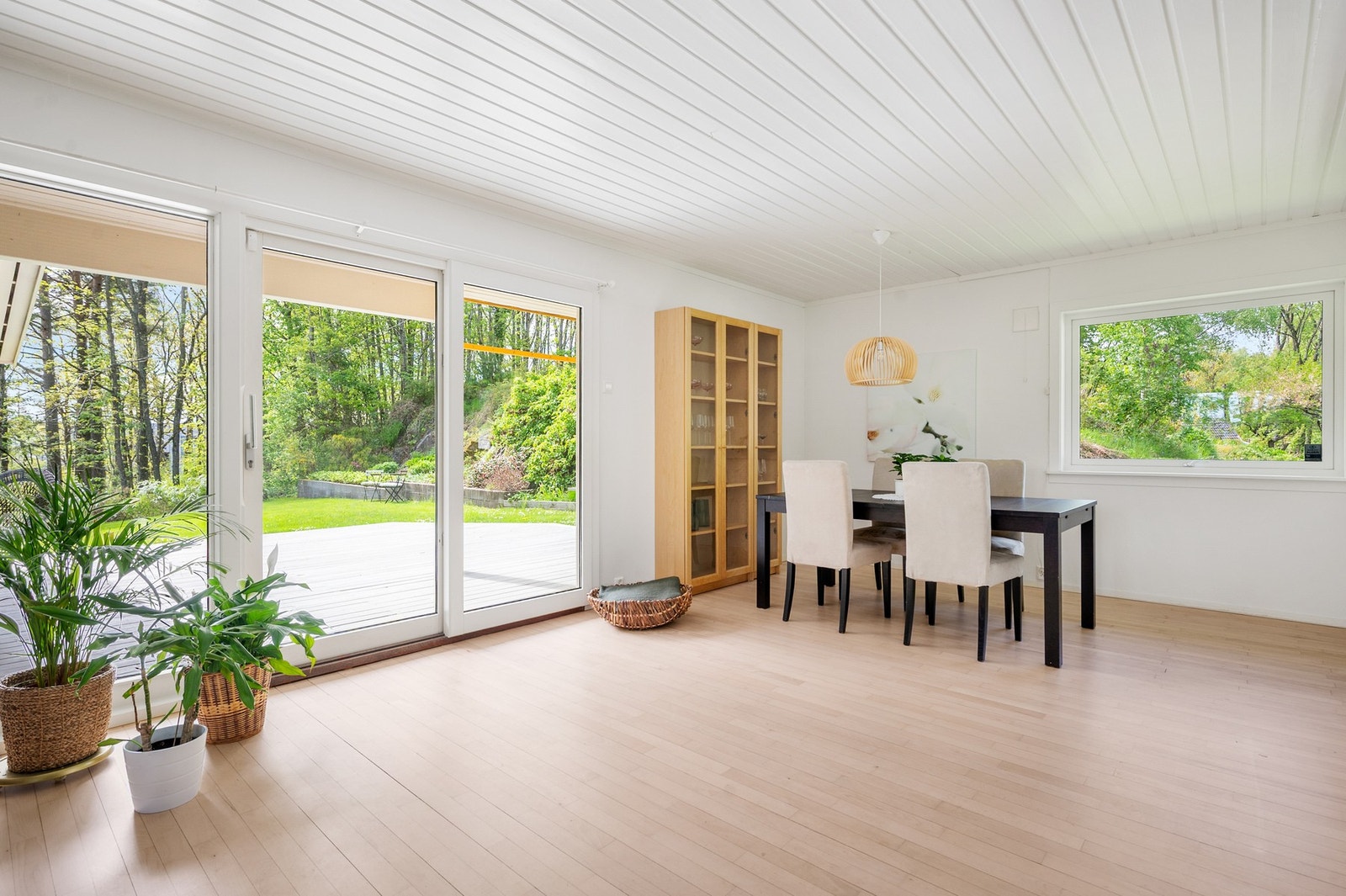 Lys og romslig vinkelstue med peis og utgang til veranda. Galleribilde