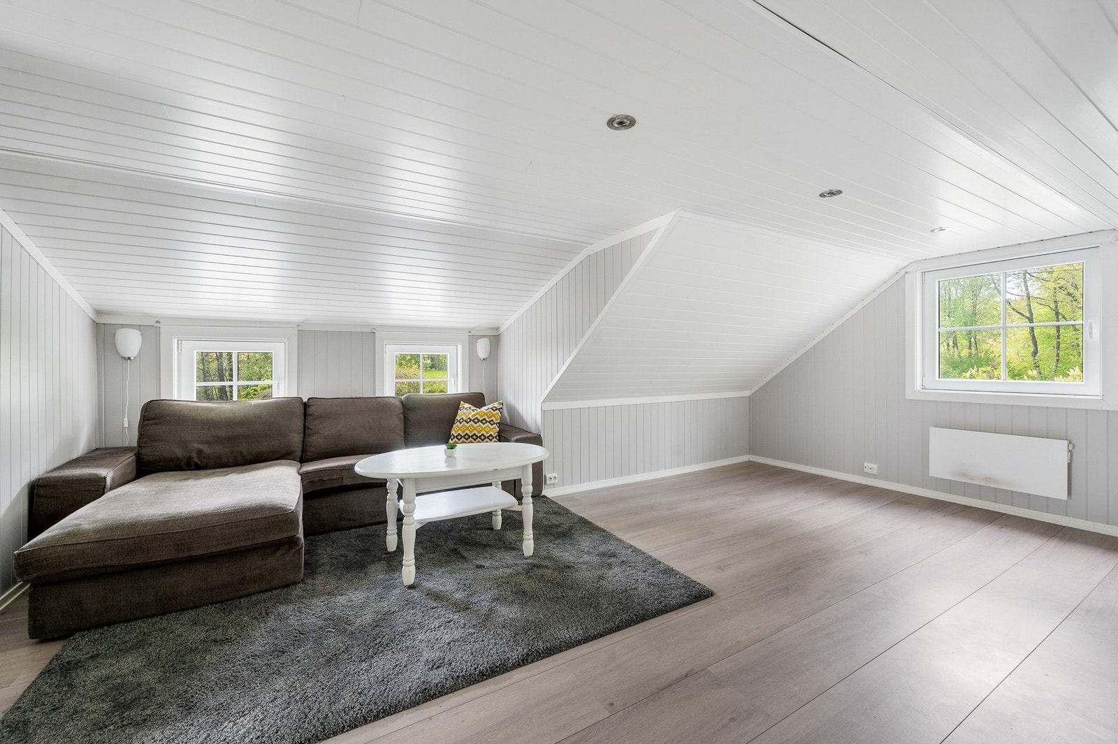 Garasjen har loft med oppholdsrom og gode lagringsmuligheter. Galleribilde