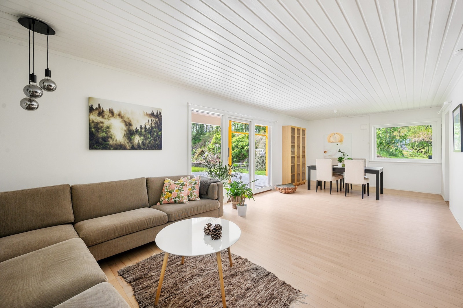Enkel adkomst ut til stor platting - perfekt for de fine kveldene. Galleribilde