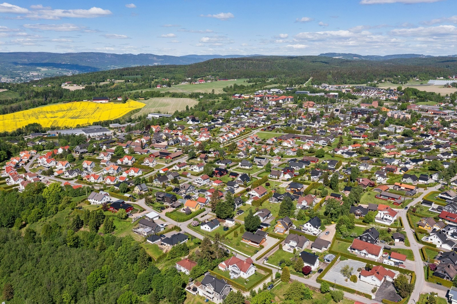 Spikkestad sentrum ligger en rusletur unna med alle servicefasiliteter en trenger i hverdagen. Galleribilde
