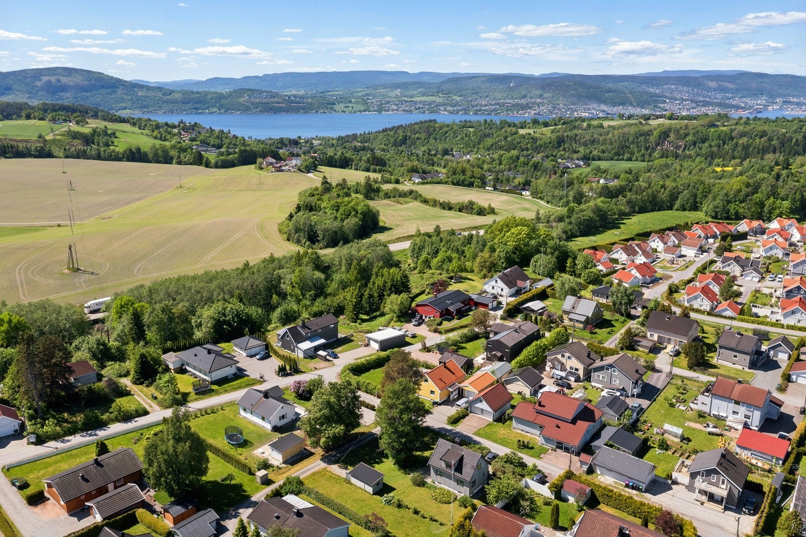 Gang og sykkelvei helt ned til badesteder på Lahell og Engersand. Galleribilde