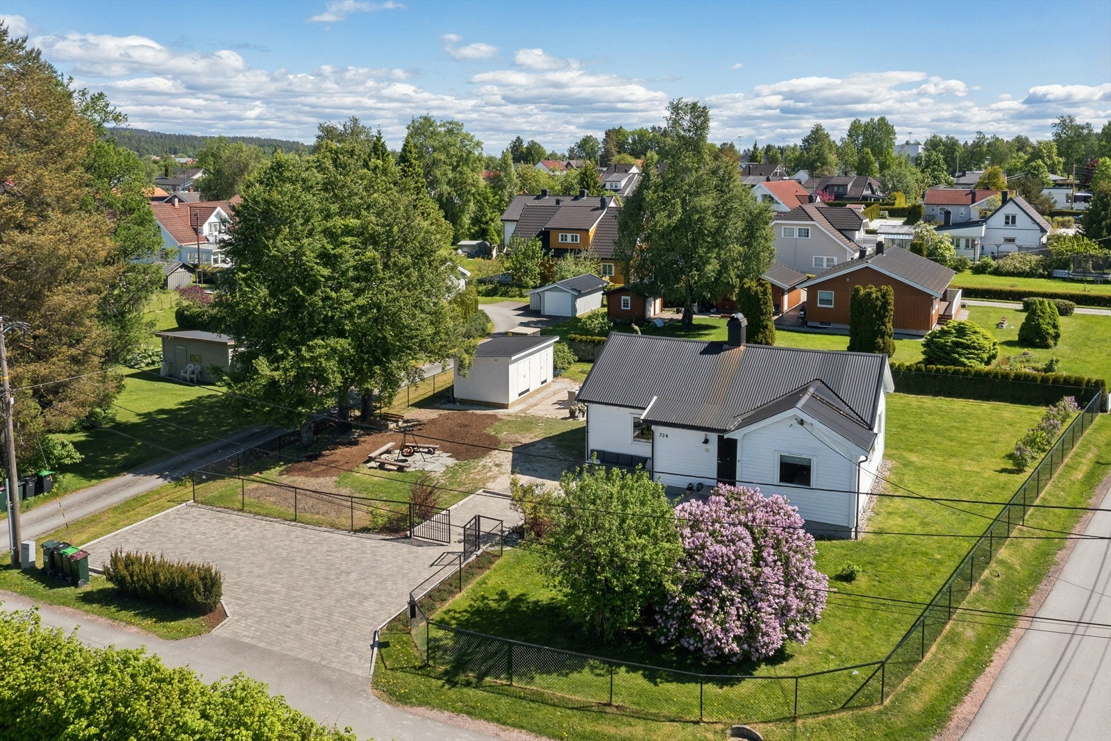 Tomten er på hele 1 083 m² og ligger i et meget populært boligstrøk på Spikkestad. Galleribilde