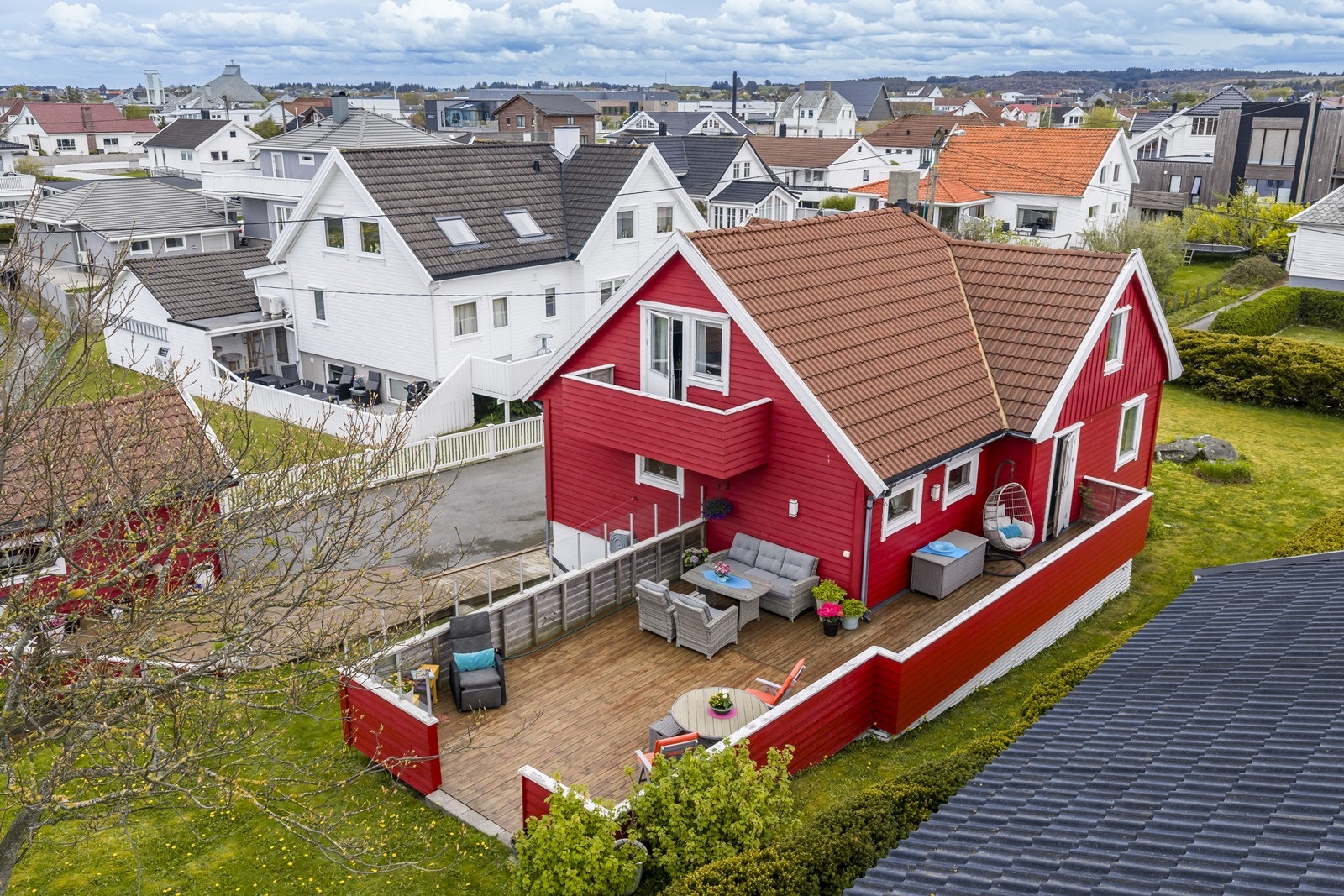Romslig tomt med flere terrasser, plen og beplantning Galleribilde