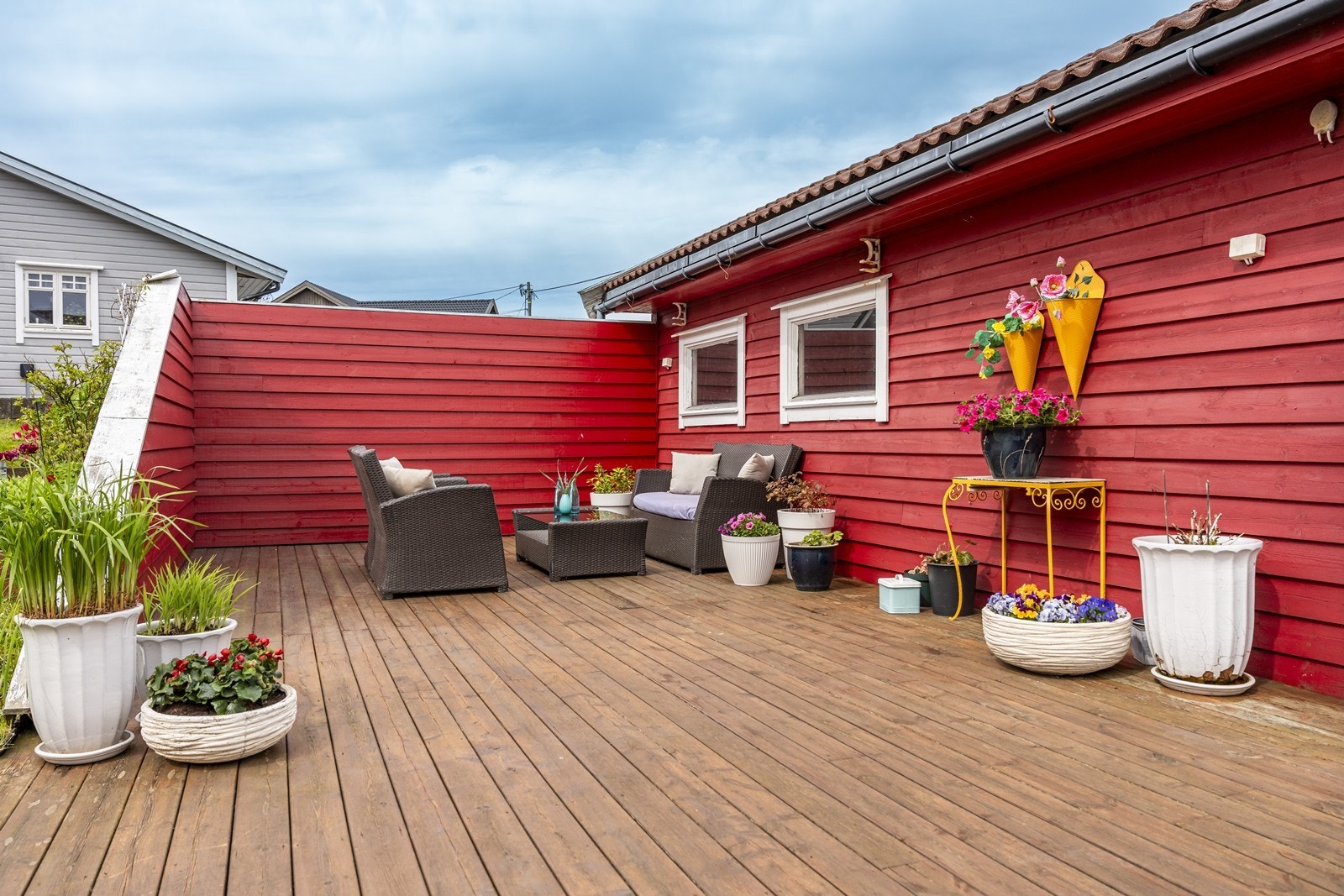 Solrik terrasse i tilknytning til garasjen Galleribilde
