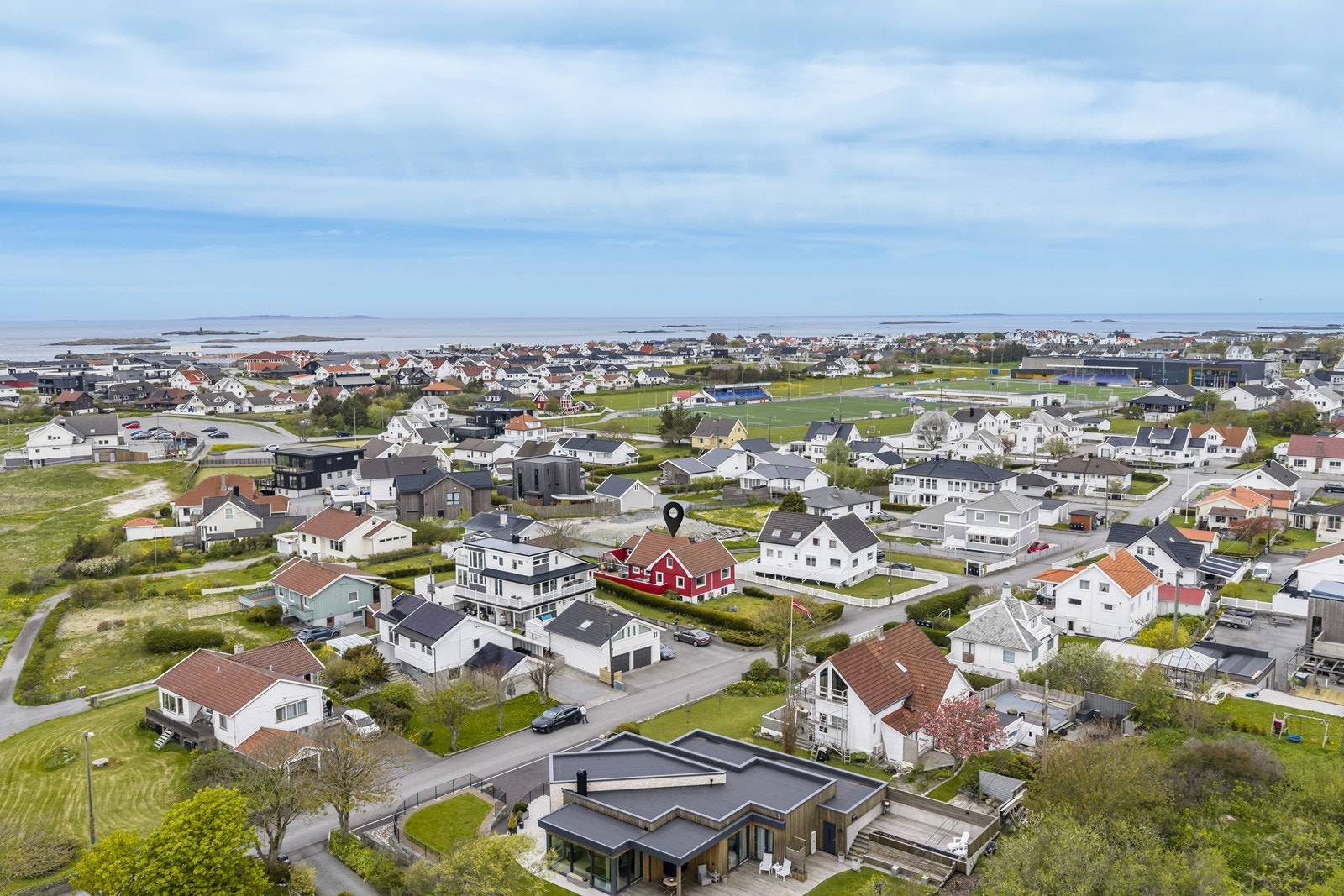 Området er etablert, rolig og svært familievennlig.
Fra boligen er det umiddelbar nærhet til den vakre stranden og den populære kyststien som strekker seg helt til Ferkingstad - perfekt for flotte turer året rundt. Galleribilde