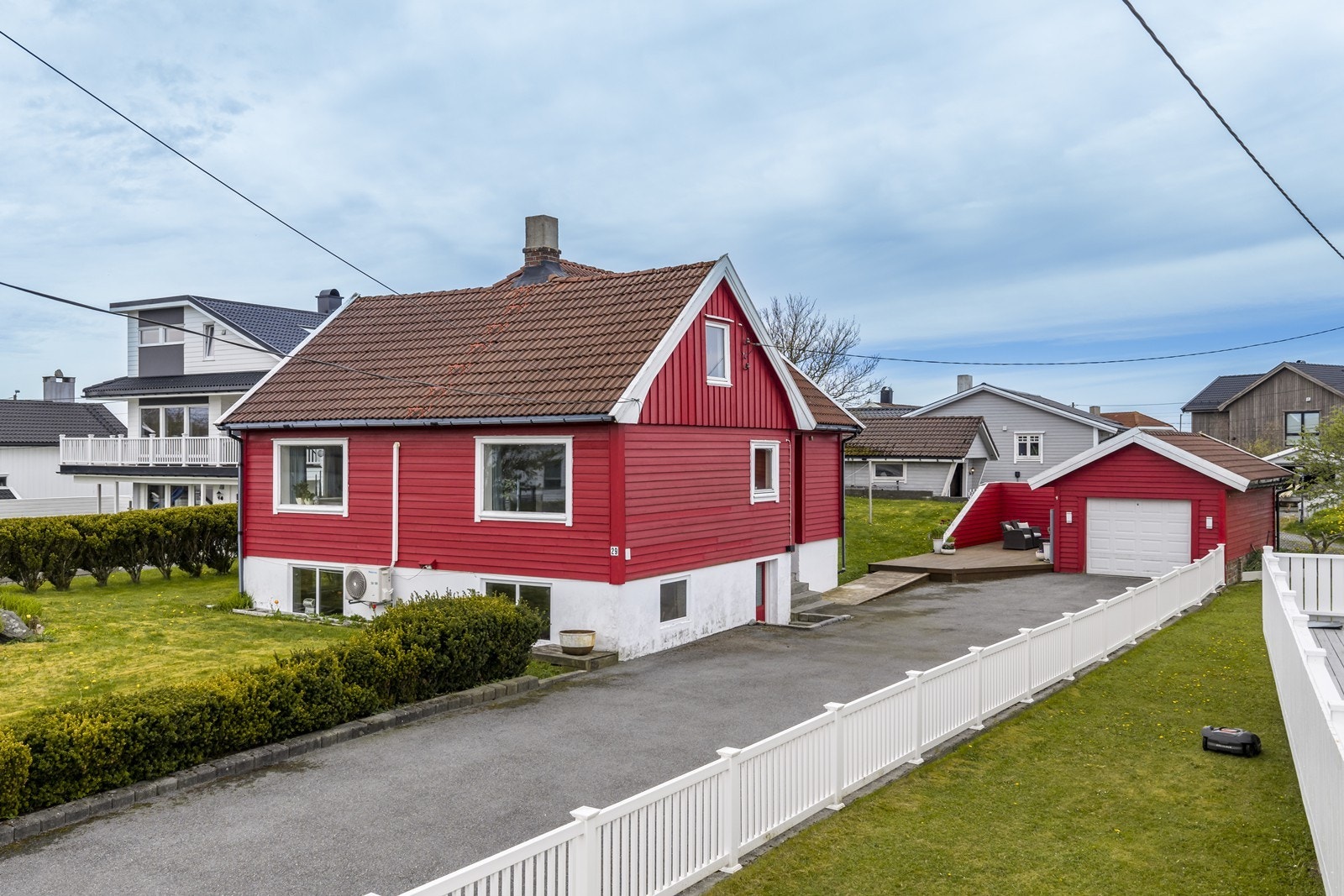 Enebolig med frittstående garasje, romslig tomt og gode solforhold Galleribilde