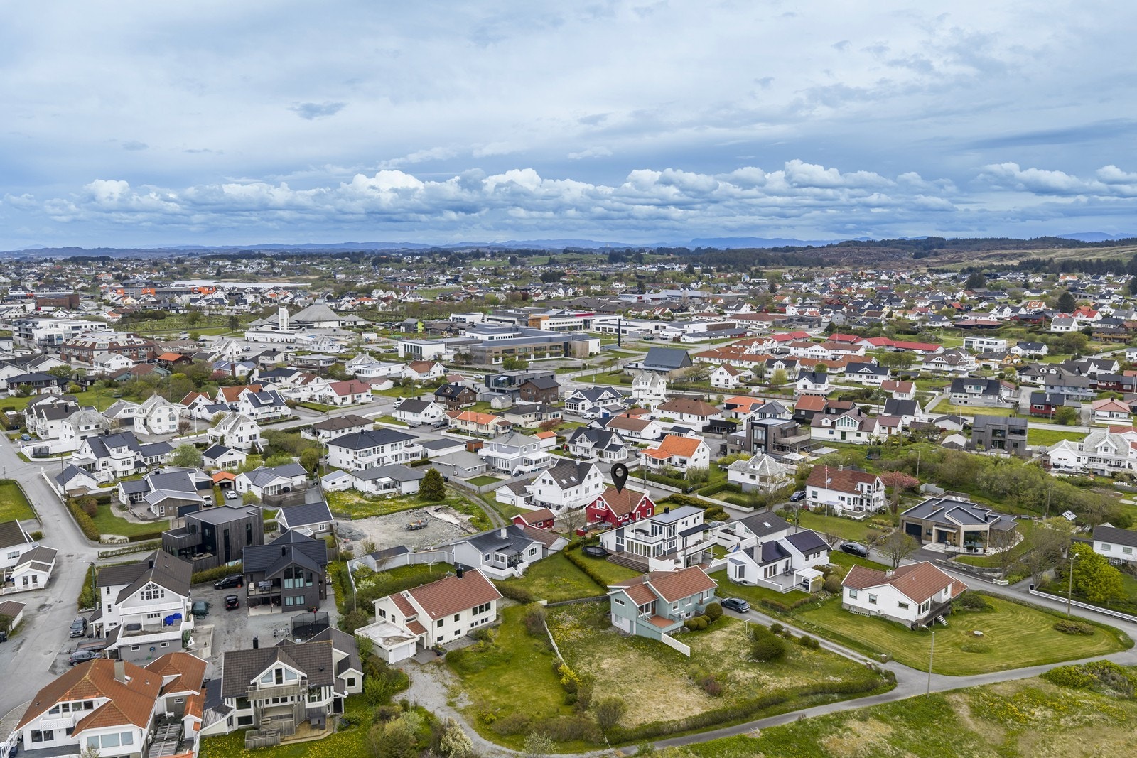 Det er også gangavstand til barnehage, barne- og ungdomsskole, idrettsanlegg og sentrum, noe som gjør hverdagen både enkel og praktisk Galleribilde
