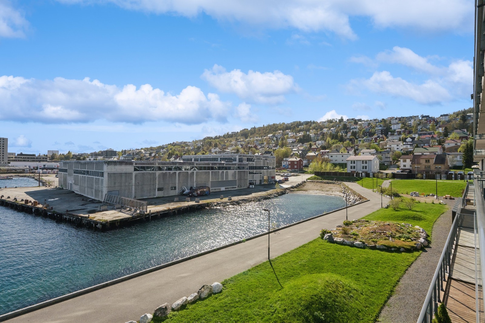 Utsyn over de pent opparbeidede fellesområdene langs sjøkanten. Galleribilde