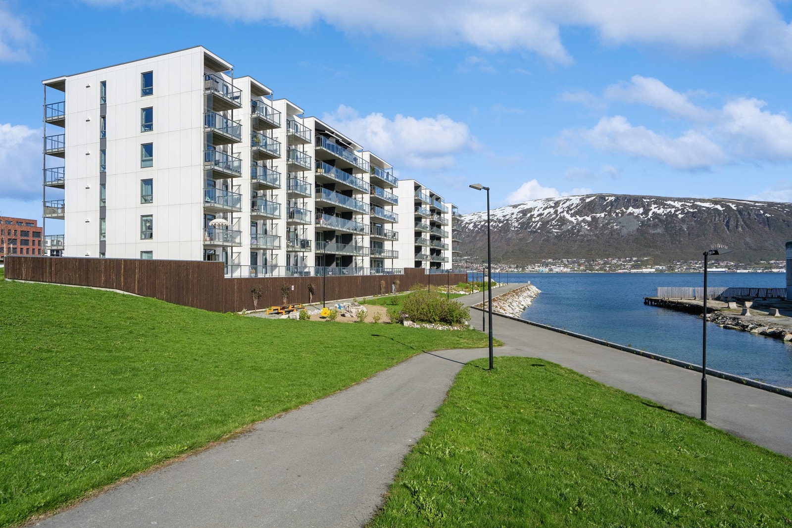 Moderne boligblokk fra 2015 med heis og felles sykkelskur. Galleribilde