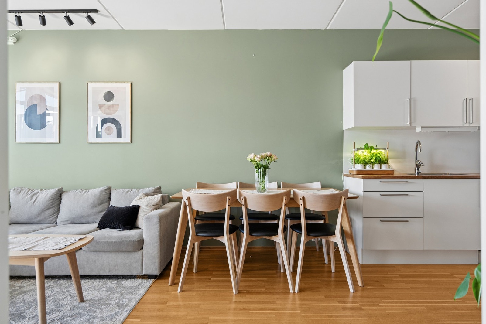 Ved kjøkkenet er det plass til spisebord. Galleribilde