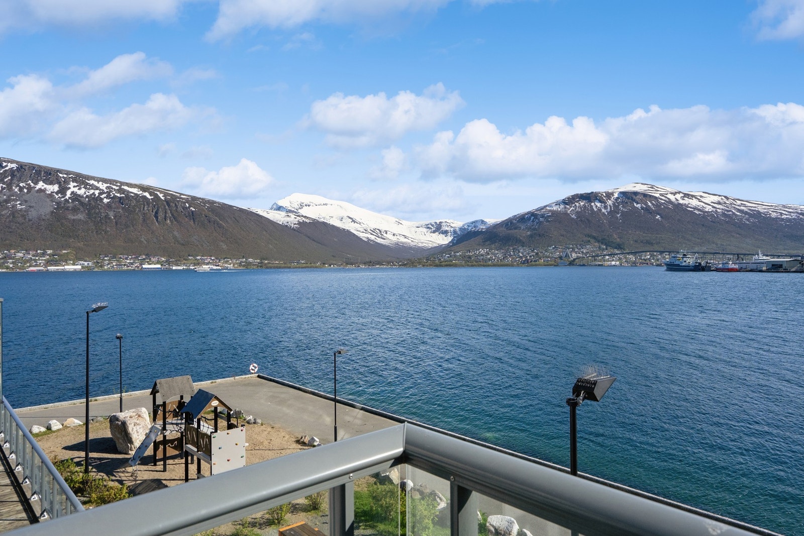 Fra leiligheten er det flott utsikt mot Tromsøysundet og fjellene på fastlandet. Galleribilde