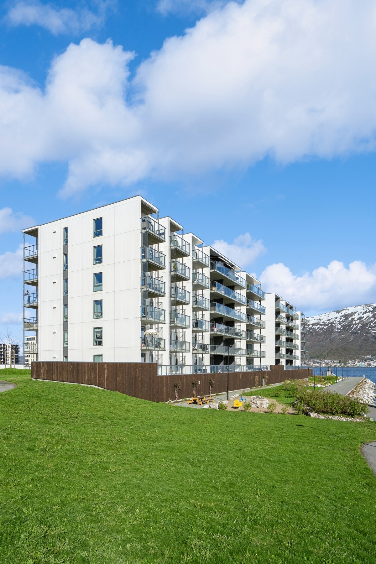 Sameiet har velholdte uteområder med plener og gangstier. Galleribilde