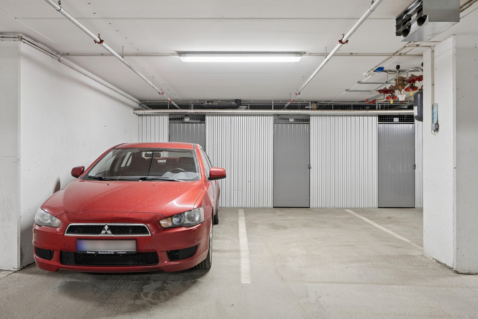 Det medfølger en fast parkeringsplass i felles garasjeanlegg, samt en sportsbod på 5 m². Det er tilrettelagt for montering av el bil lader. Galleribilde