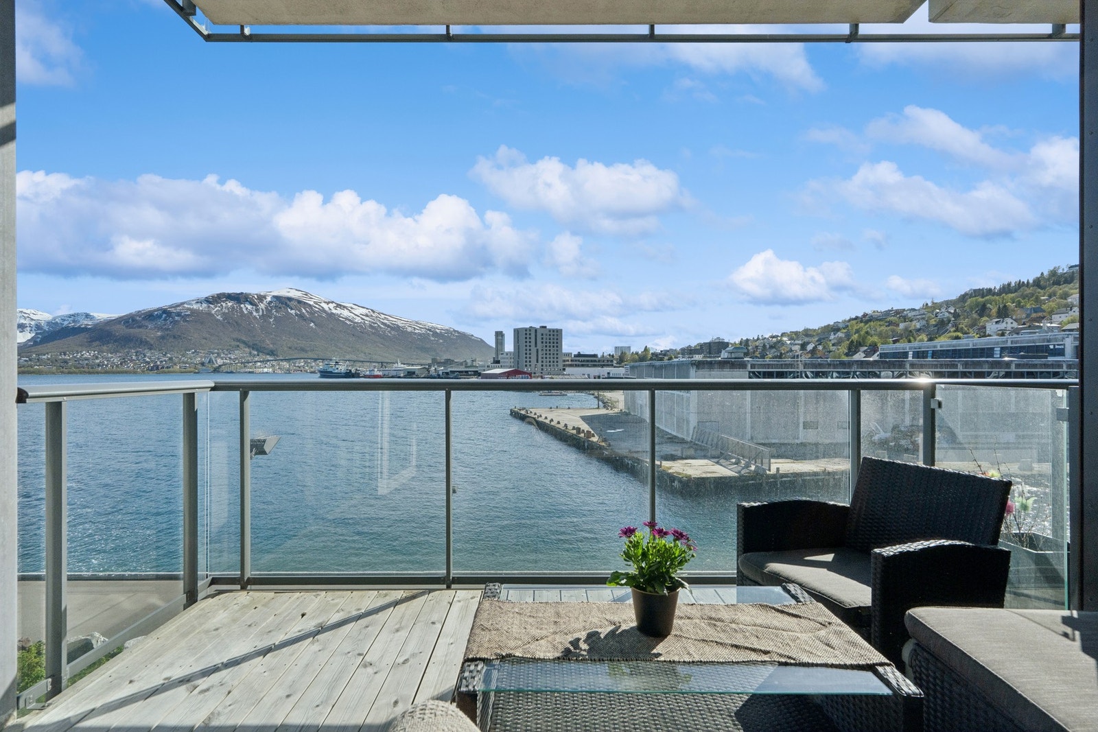 Terrassen har god plass til utemøbler og har rekkverk i metall og glass. Galleribilde
