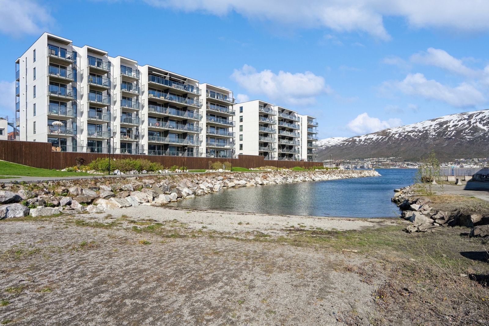 Beliggenheten ved sjøen gir umiddelbar nærhet til maritime omgivelser. Galleribilde