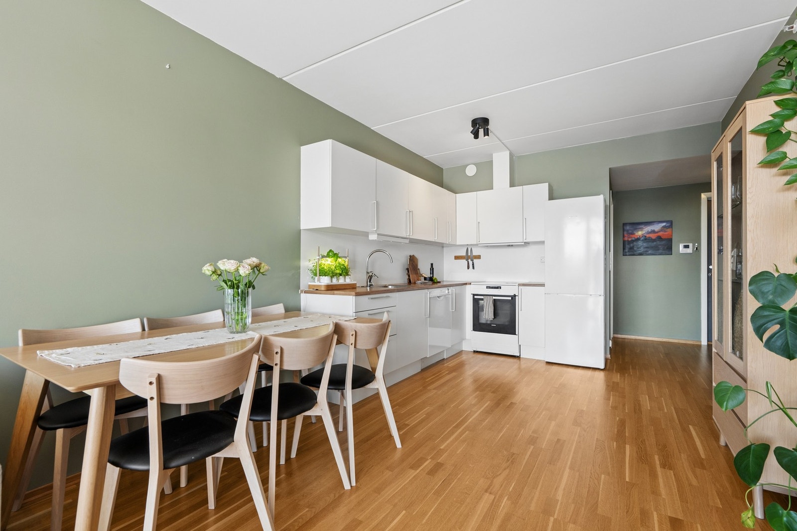 Moderne leilighet fra 2015 med åpen stue- og kjøkkenløsning, balansert ventilasjon og oppvarming via fjernvarme. Galleribilde