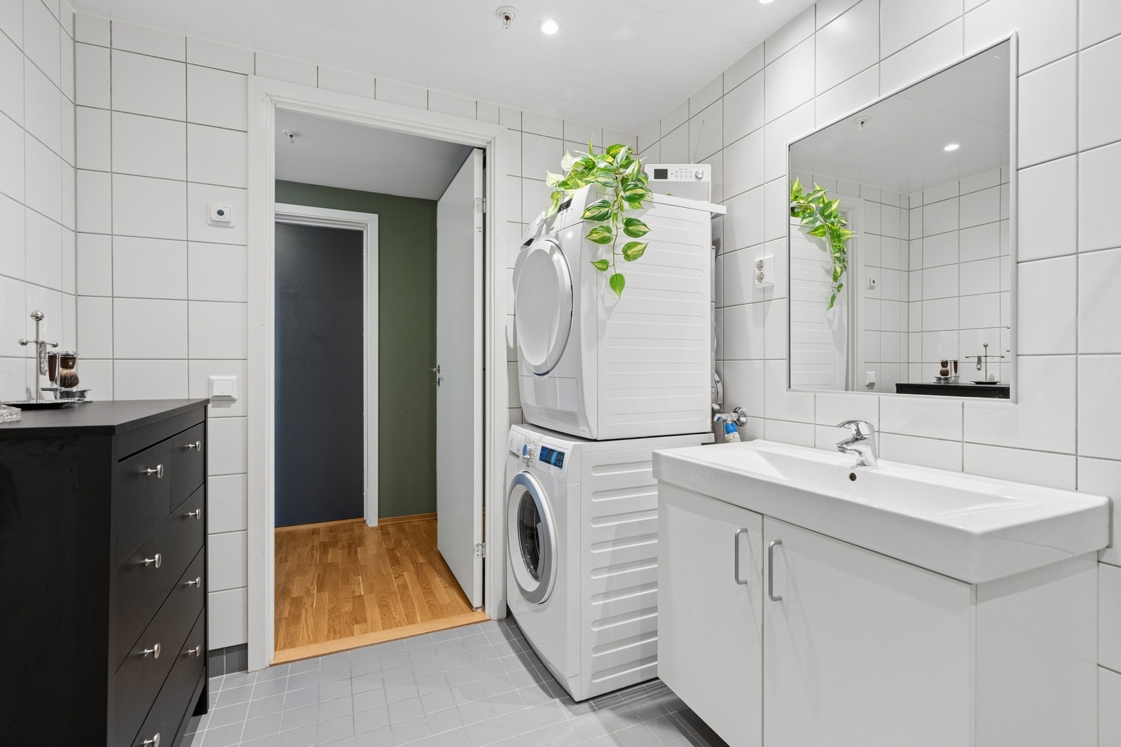 Badet har elektrisk gulvvarme og praktisk opplegg for vaskemaskin. Galleribilde