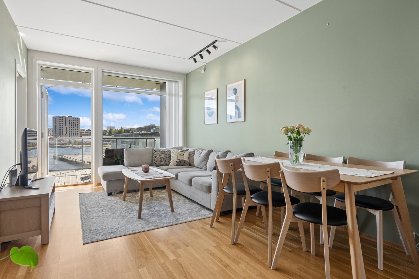Stuen er enkel å møblere med plass til en romslig sofagruppe. Galleribilde