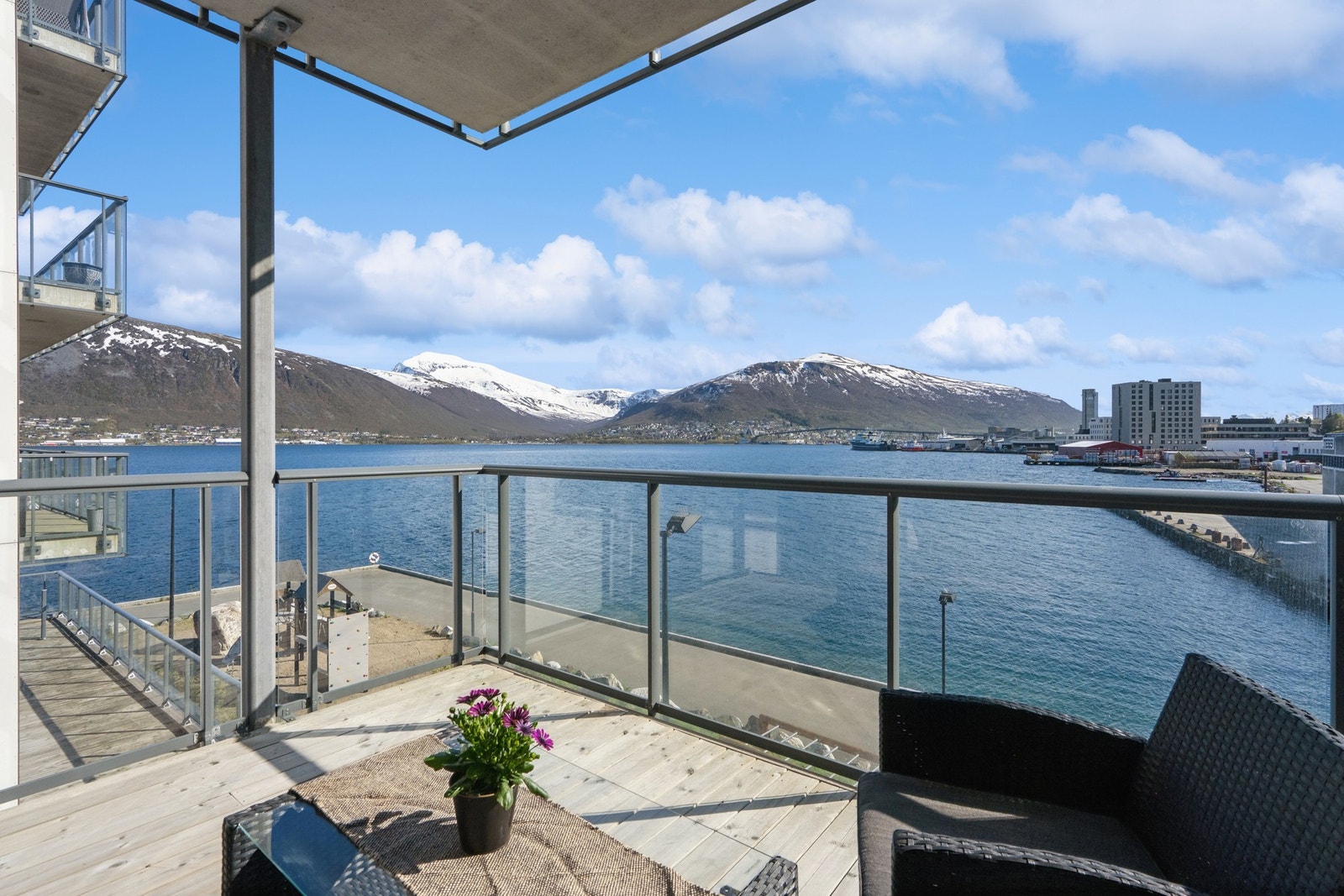Fra stuen er det utgang til en sørvendt terrasse på ca. 9 m² med nydelig utsikt over sundet og fjellene. Galleribilde