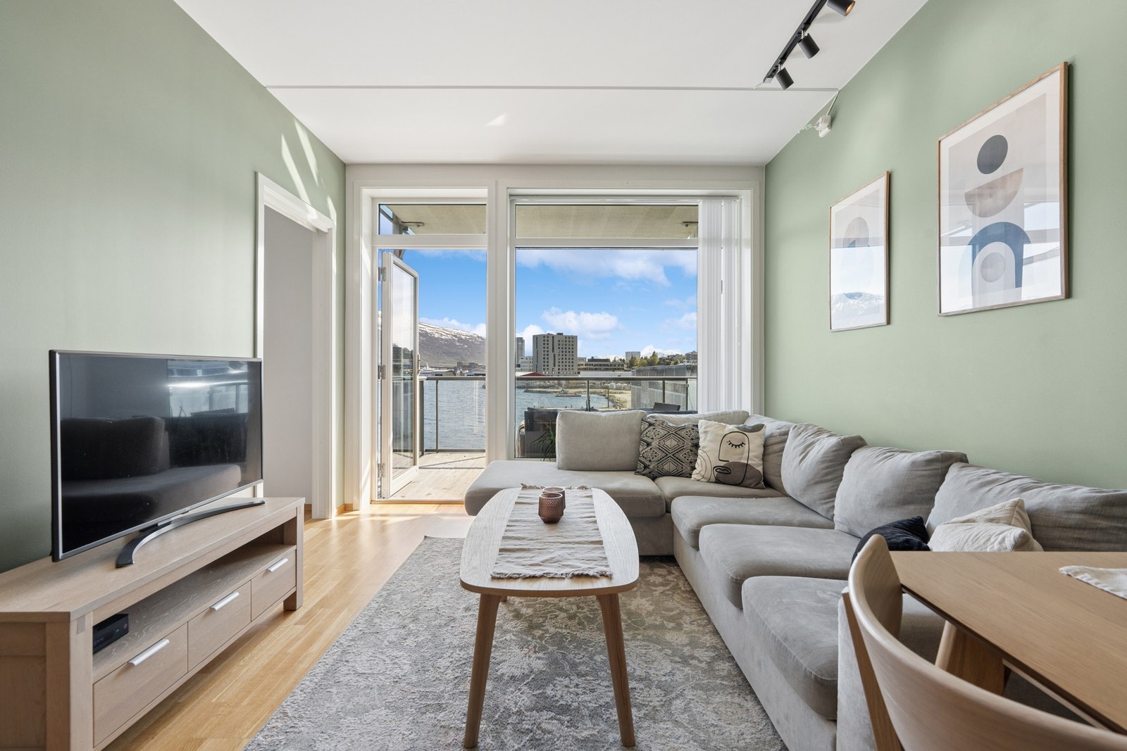 Store vindusflater og dør mot terrassen slipper inn rikelig med dagslys. Galleribilde