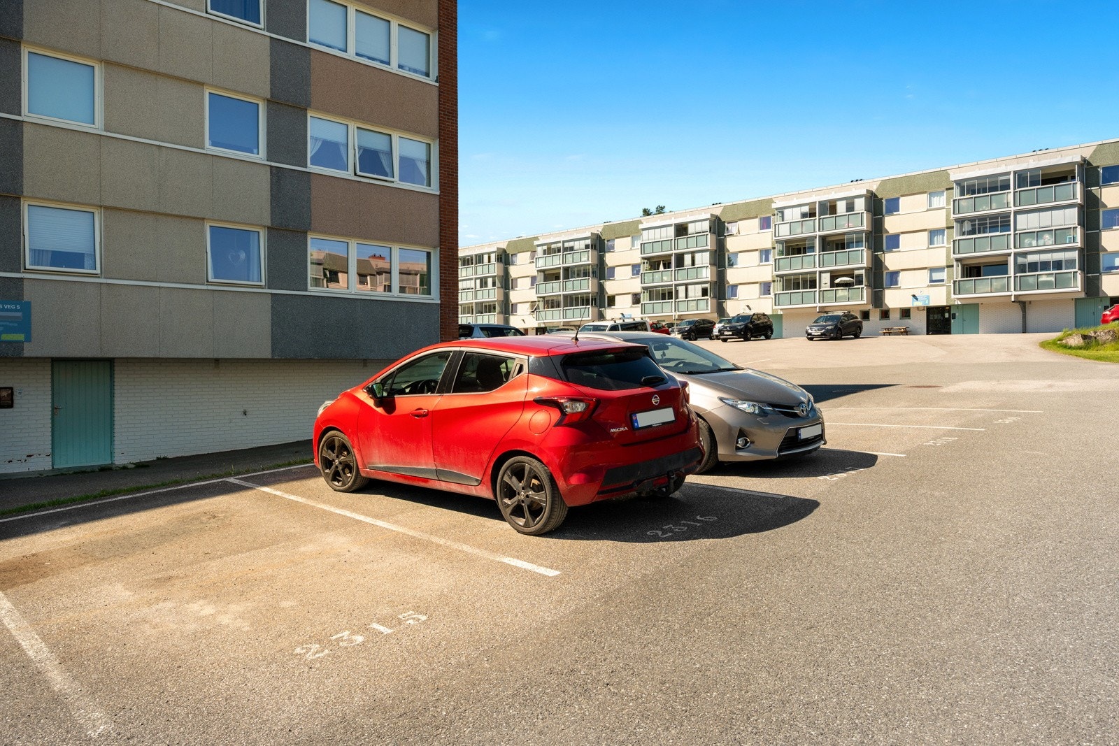 Egen merket parkeringsplass utenfor blokka Galleribilde