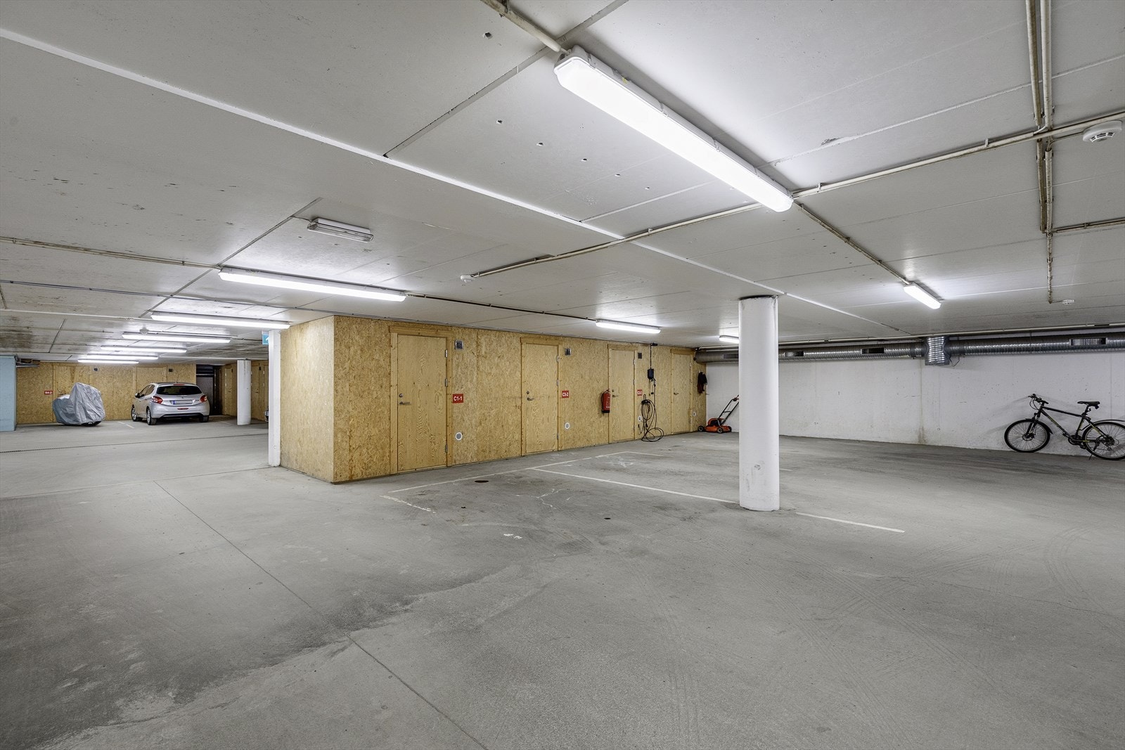Kvar enkelt seksjon disponerer parkeringsplass m/ bod i parkeringskjellar. Galleribilde