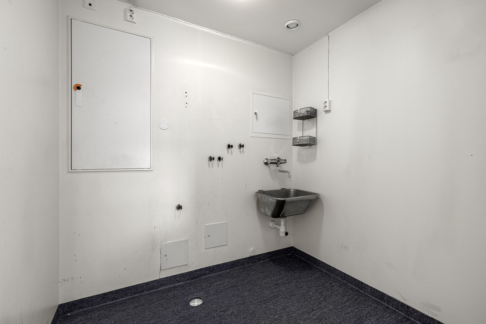 Vaskerom/teknisk rom med utslagsvask, skap for røyr-i-røyr og sikringsskap. Rommet kan også brukast til oppbevaring. Galleribilde