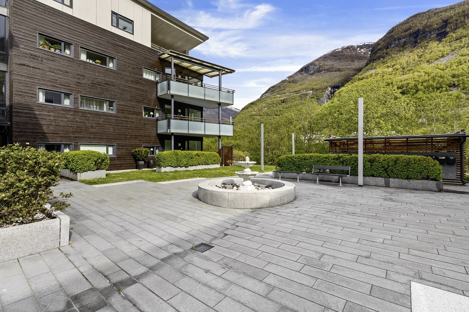 Fint uteområde med sitteplassar og grøntareal. Galleribilde