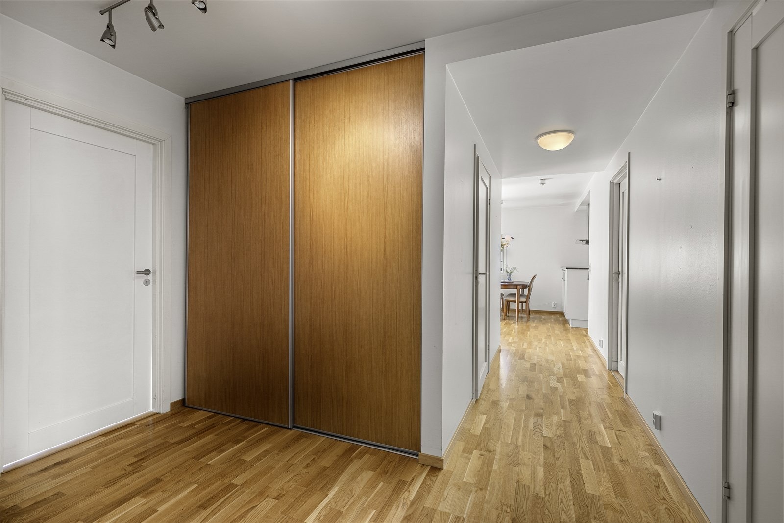 Velkomen inn -gang med moglegheit til å henge frå seg kle i skyvedørsgarderobe og sette frå seg sko. Galleribilde