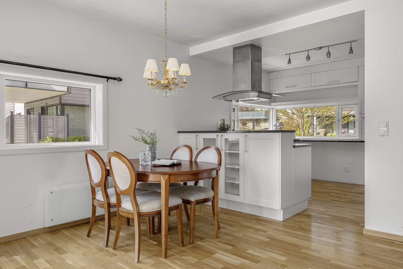 Like ved kjøkken er det plass til kjøkkenbord der måltid kan nytast med familie og venner. Galleribilde