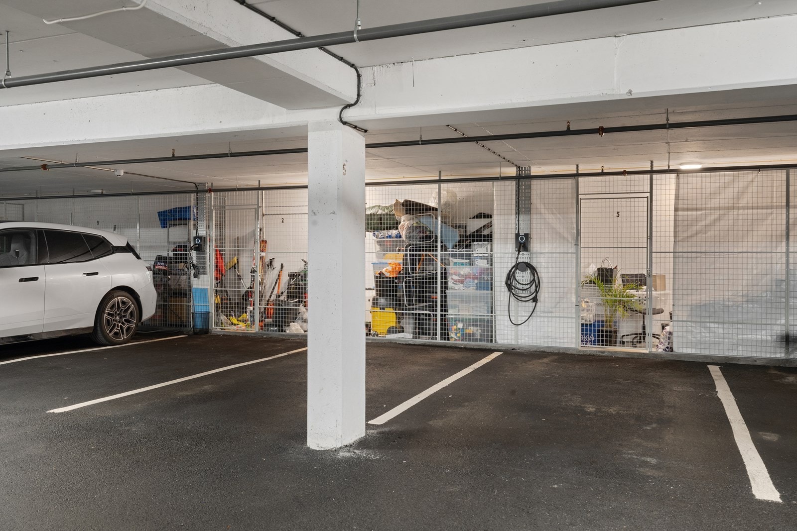 Leiligheten eier 2 faste biloppstillingsplasser i felles garasjeanlegg, hvorav den ene er utstyrt med elbillader fra 2025. Det er også svært kort avstand til heisen som tar deg direkte opp til leiligheten. Galleribilde
