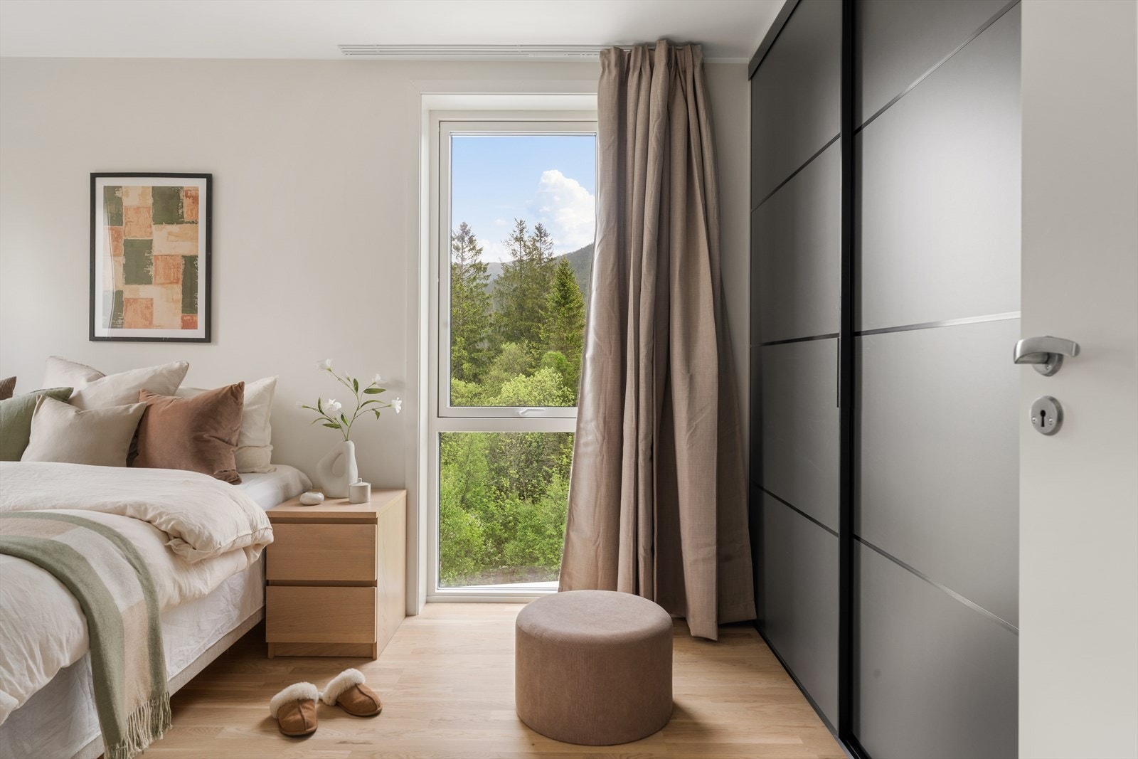 Rommet er utstyrt med plassbygget skyvedørsgarderobe, og har ellers god plass til dobbeltseng og øvrige møblement. Galleribilde
