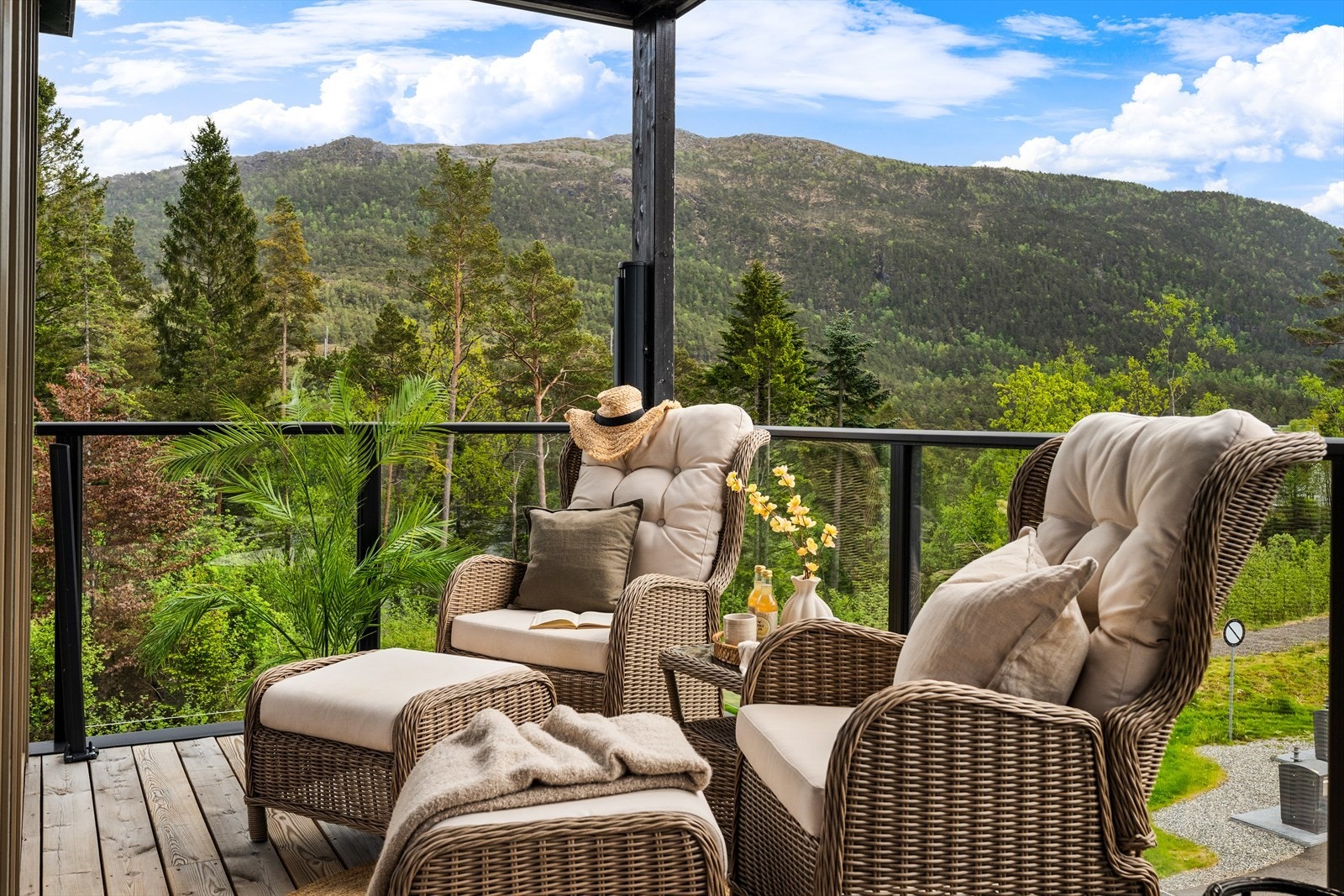 Terrasse måler ca. 11,9 kvm og er utstyrt med 2 regulerbare sidevegger som skjermer for innsyn. Galleribilde