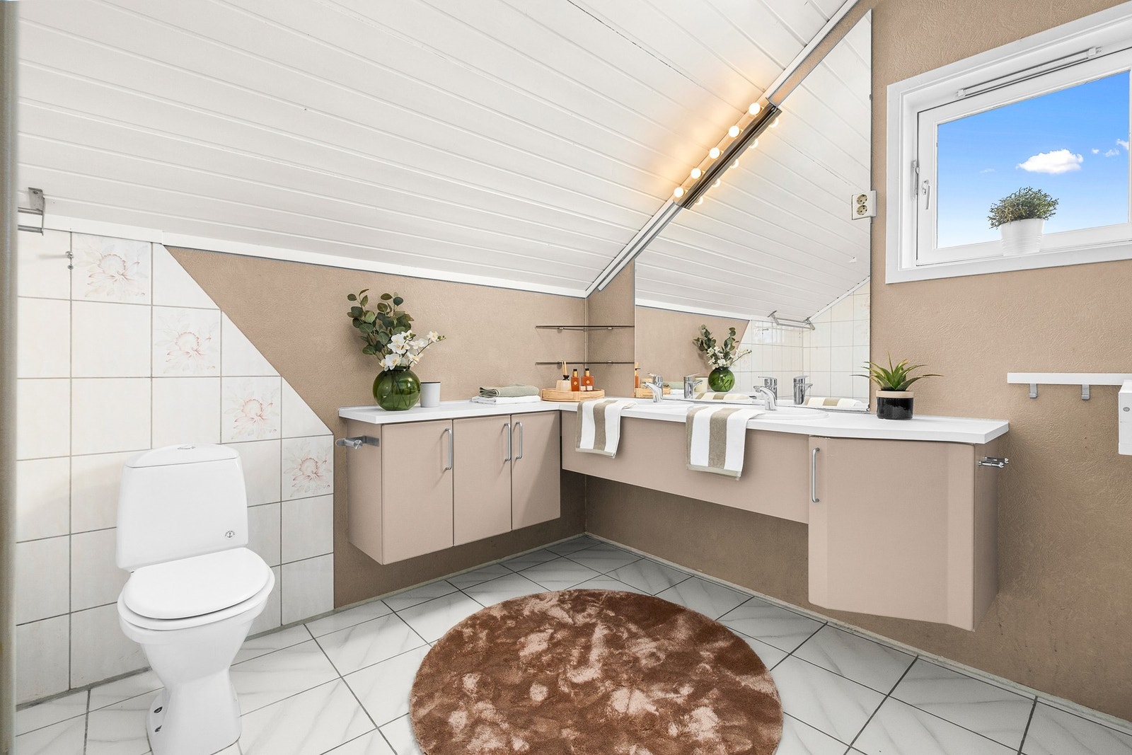 Pent delvis flislagt bad med varme i gulv. Galleribilde