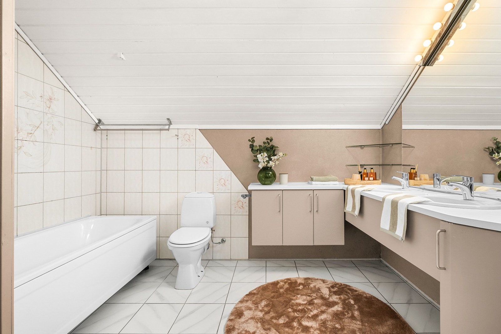 Badet måler hele 8,5 kvm. Galleribilde