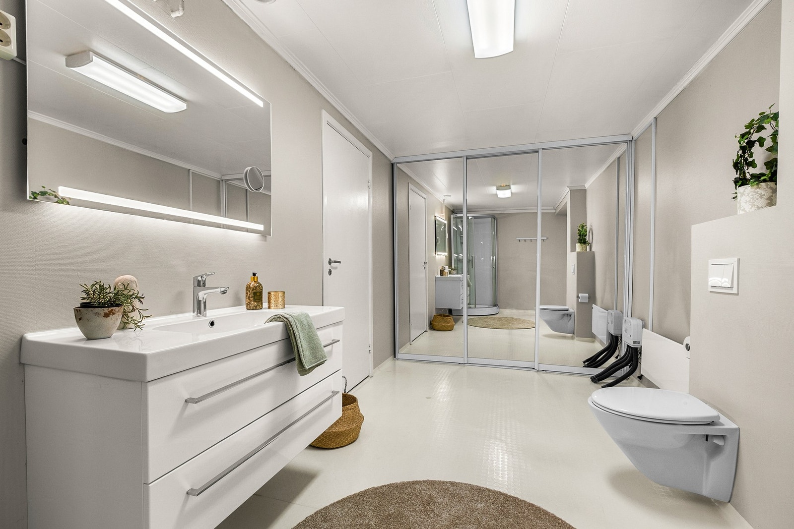 Bad 3 måler hele 12 kvm. Badet ble pusset opp i 2012 og har fått TG1 på de fleste punkter. Galleribilde