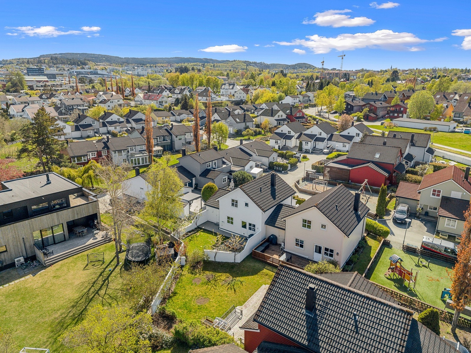 Rett ved boligen finner man også en lekeplass for de minste. Galleribilde