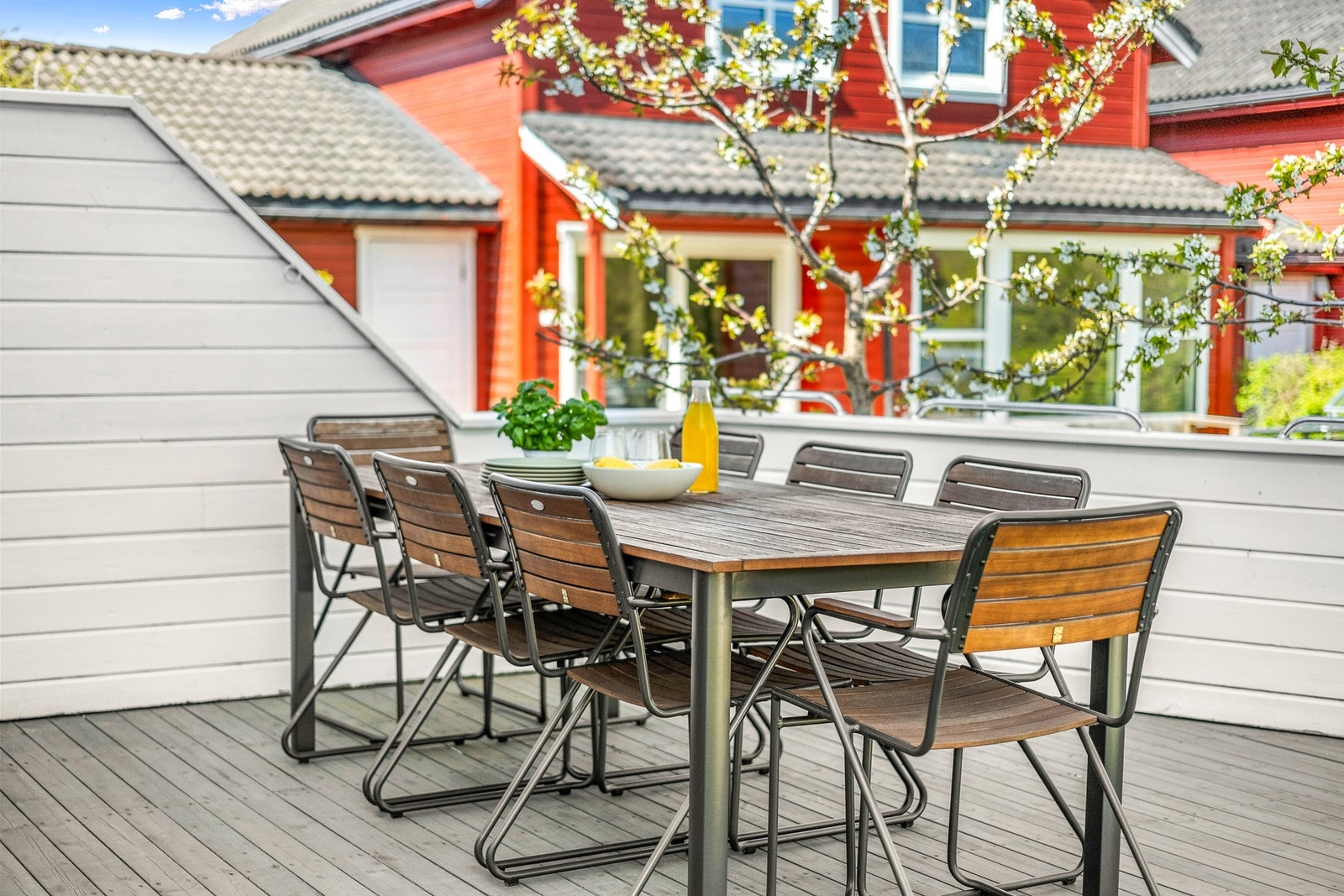 Terrassen benyttes som boligens "utestue" i sommerhalvåret. Galleribilde